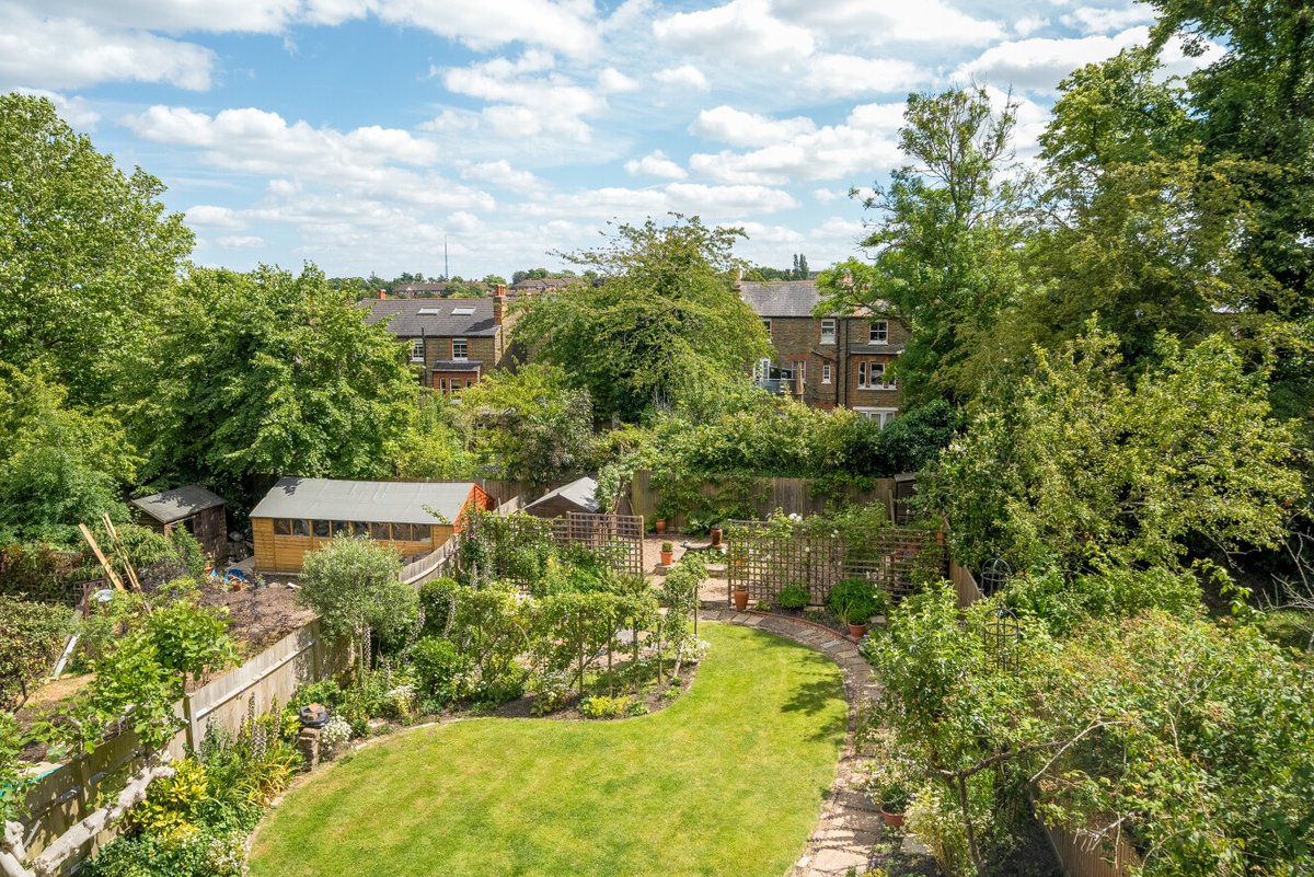 An exceptional detached double fronted Victorian house available to rent.

📍West Norwood, SE27
🏡7 bedrooms
✨Sought after location
🏫Excellent state and private schools
🚉Close to the station
🌳Private manicured garden
💷£5,750pcm

See the full listing: bit.ly/3VaUbSI