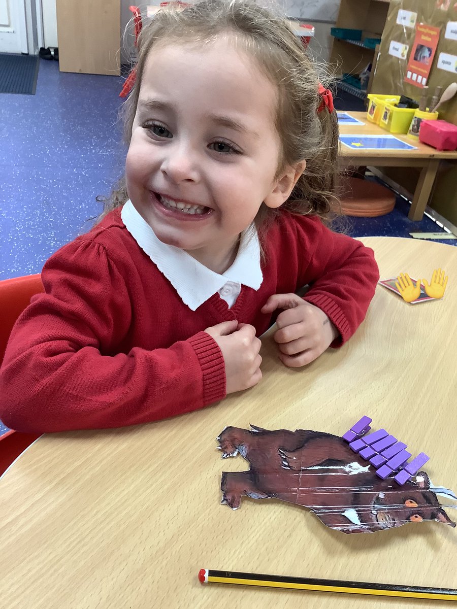 HasNursery's tweet image. We have rolled the dice and counted the dots! We then put the corresponding amount onto our Gruffalo’s back to make his purple prickles! 

#TheGruffalo #MagicMaths