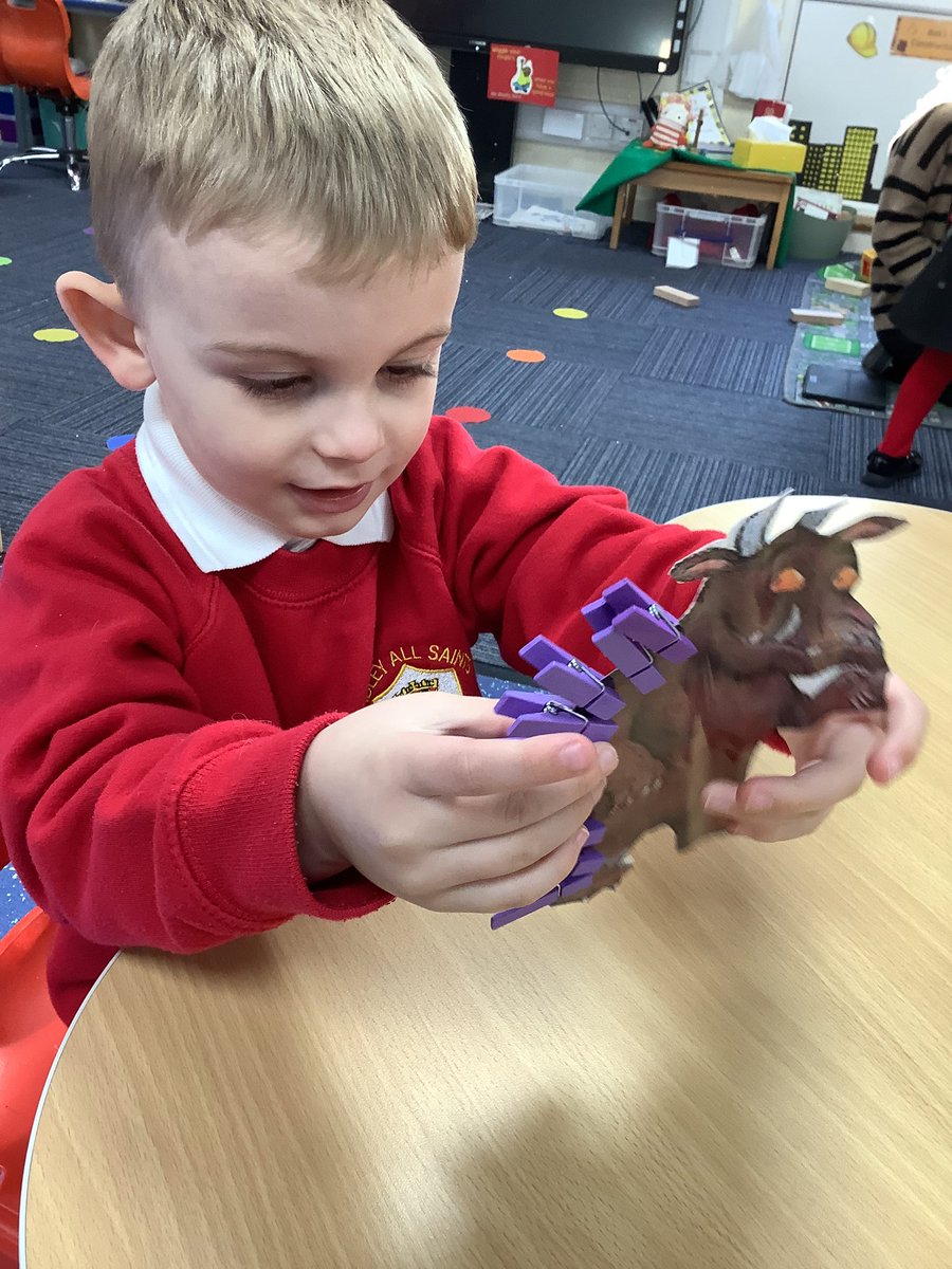HasNursery's tweet image. We have rolled the dice and counted the dots! We then put the corresponding amount onto our Gruffalo’s back to make his purple prickles! 

#TheGruffalo #MagicMaths