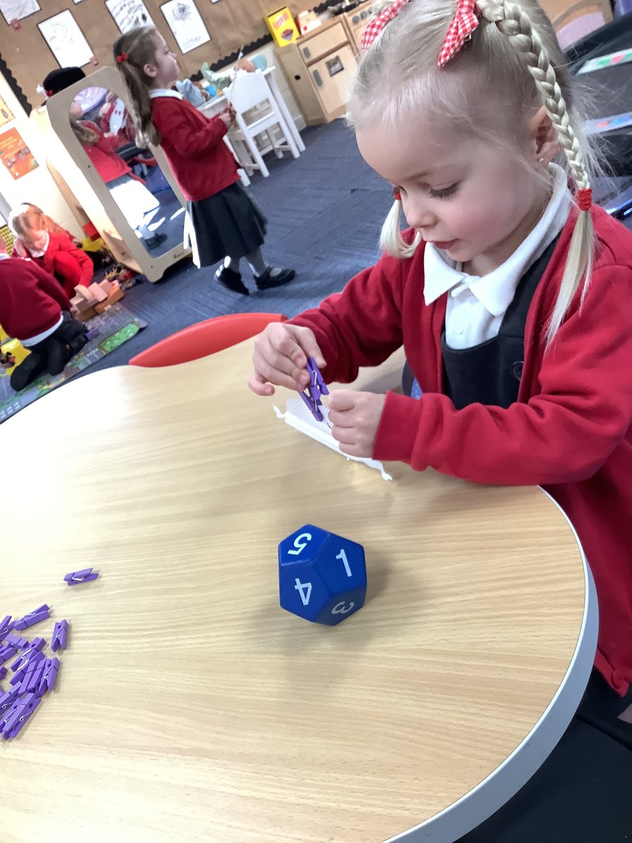 HasNursery's tweet image. We have rolled the dice and counted the dots! We then put the corresponding amount onto our Gruffalo’s back to make his purple prickles! 

#TheGruffalo #MagicMaths