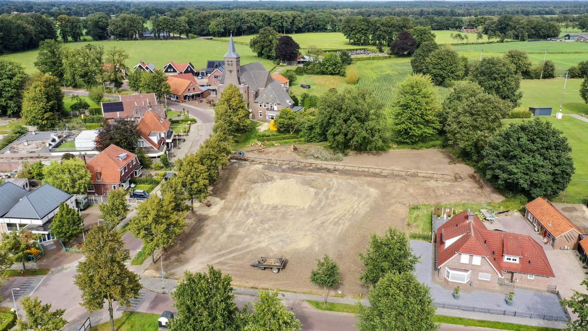 WarmesBV's tweet photo. Lattrop is een straatje rijker en het heet de Dorpsweide. Tien huizen worden er gebouwd, allemaal door jonge mensen uit de buurt.
🔨Meer weten over het project? Klik dan hier: https://t.co/9yXB99MIIU

#Warmesbv #Dorpsweide #centrumplanlattrop https://t.co/fVDatEVkEE
