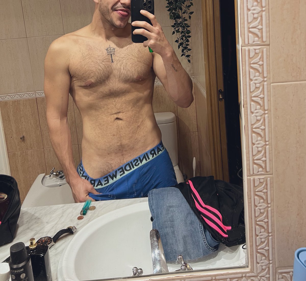 Si, se me han pegado las sábanas.
Si, la fotito en el espejo no puede faltar :) 
Si, puedes comerme 😘