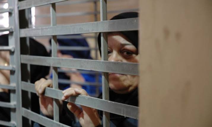 DimaHalwani's tweet photo. في سجن الدامون الإسرائيلي، ثمة أسيرات فلسطينيات لا أحد يعرف عنهنّ شيئا .. سوى أن حرماتهنّ تُنتهك. 

نائب مدير السجن يقود عمليات تعذيب الأسيرات وضربهن بنفسه.. يقتحم السجانون الغرف بهمجية دون مراعاة خصوصية الأسيرات، يرشون الغاز داخل الغرف ويلقون الشتائم على الأسيرات.
في ظل البرد القارس، يحرمن من الأغطية والملابس الشتوية.. يمنعن من مستلزمات النظافة والعناية الشخصية، وطعامهنّ قليل وسيء ويغلب عليه البقوليات.

باختصار .. تعيش الأسيرات في الدامون في ظروف غير آدمية لم تتغير منذ بدء حرب الإبادة على غزة.. لا بل هي تتفاقم.
#فلسطين
