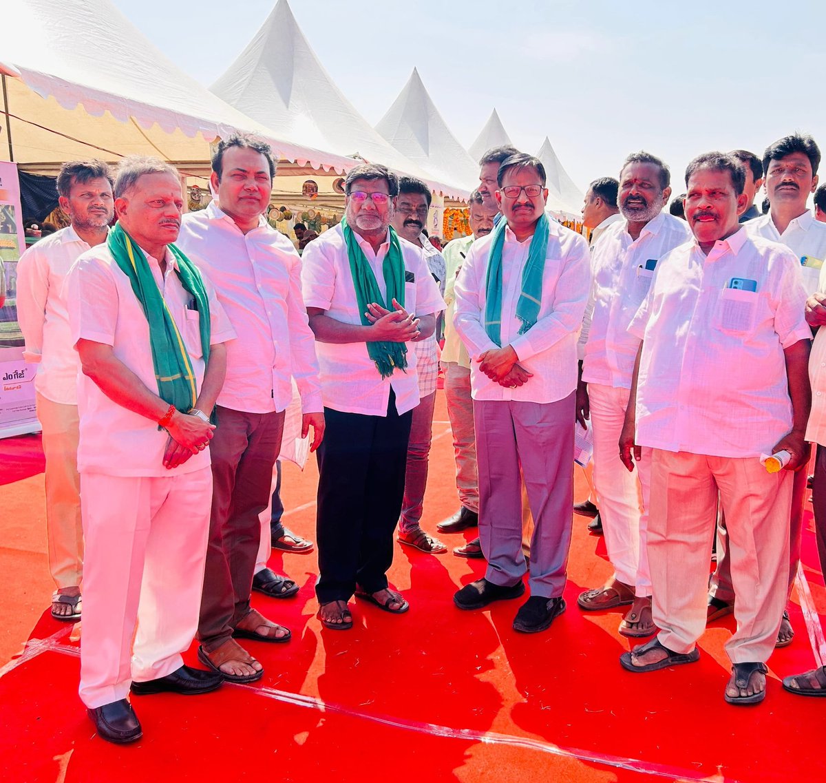 ObedullahKothw1's tweet photo. తెలంగాణ ప్రజా పాలన విజయోత్సవాల్లో భాగంగా ప్రతిష్టాత్మకంగా ఏర్పాటు చేయబడిన రైతు పండుగ కార్యక్రమంలో పాల్గొని పలు స్టాళ్లను సందర్శించడం జరిగింది
#raithupanduga #Mahabubnagar #PrajaPalana #cmrevanthreddy #kothwal #tgmfc https://t.co/WYWeu5zPob
