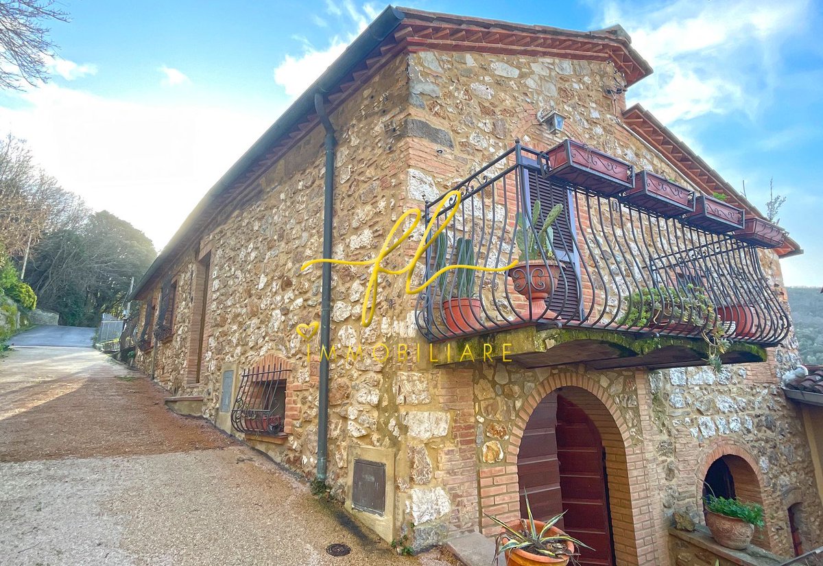 italianhouses's tweet photo. https://t.co/f1CGqiikR8
Renovated spacious #Tuscan apartment in the historic centre of #LaSassa, located on the raised ground floor and enjoying a privileged position with panoramic views on three sides. €180,000.
#italy #property #tuscany #toscana #pisa #luxury #luxuryhomes https://t.co/CrmnZYGZjI