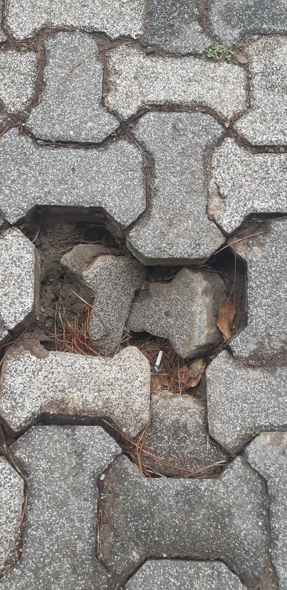 Ataşehir Küçükbakkalköy Mah. Mehmet Akif Sk. No: 9 'ün önünde yolun ortasında çökük oluşmuştur. Tehlike arz etmektedir. Gereğinin yapılması için rica eder bilginize sunarım. <a href="/atasehirbld/">Ataşehir Belediyesi</a>