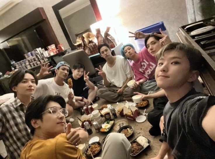 lovrehani's tweet image. “a family that eats together, stays together indeed.” ❤️‍🩹