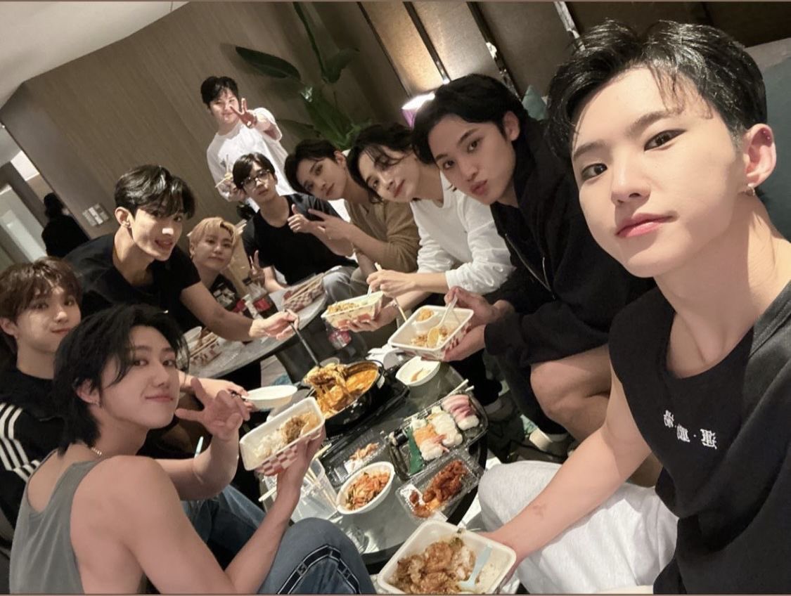 lovrehani's tweet image. “a family that eats together, stays together indeed.” ❤️‍🩹