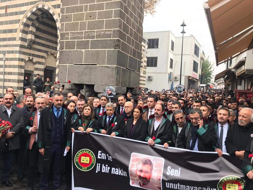 Sevgili dostum Baro Başkanı Av. Tahir Elçi, Diyarbakır Sur’da basın açıklaması sırasında kameralar önünde katledildi. Dava dosyasına giren onlarca delile rağmen dava faili meçhule gitmekte. Tuz koktu artık…Adalet,hukuk devleti ve Tahir için mücadeleye devam.#TahirElçisiz9Yıl