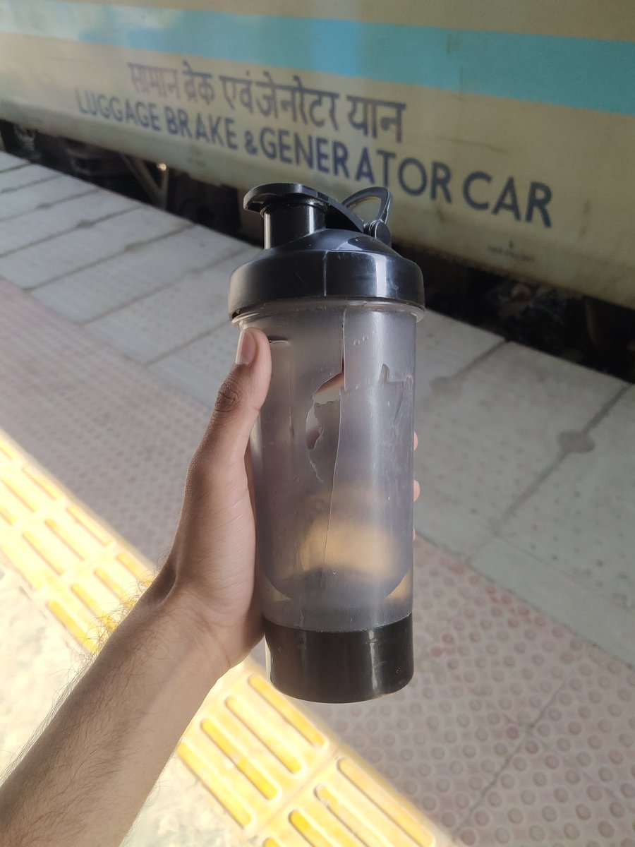 UditRoy_'s tweet photo. @IndiaRailNews @bhartiyarailrb @IRCTCofficial @indianrailway__ @IndianRailMedia @irsdcinfo @WesternRly @RailMinIndia @NWRailways @udaipurnews
Stone pelters broke the glass of Rishikesh Express. Train no 19609 ahead of Udaipur station https://t.co/bUZYXg2CVv