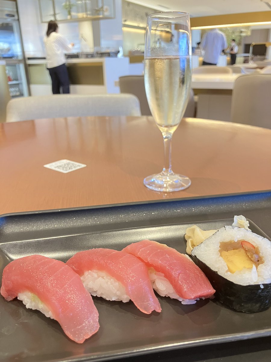 kz4300311's tweet image. やっぱりお寿司🍣🍣🍣

世界中で握り寿司食えるラウンジはJALとANAだけかな？

#jal 
#firstclasslounge 
#sushi
