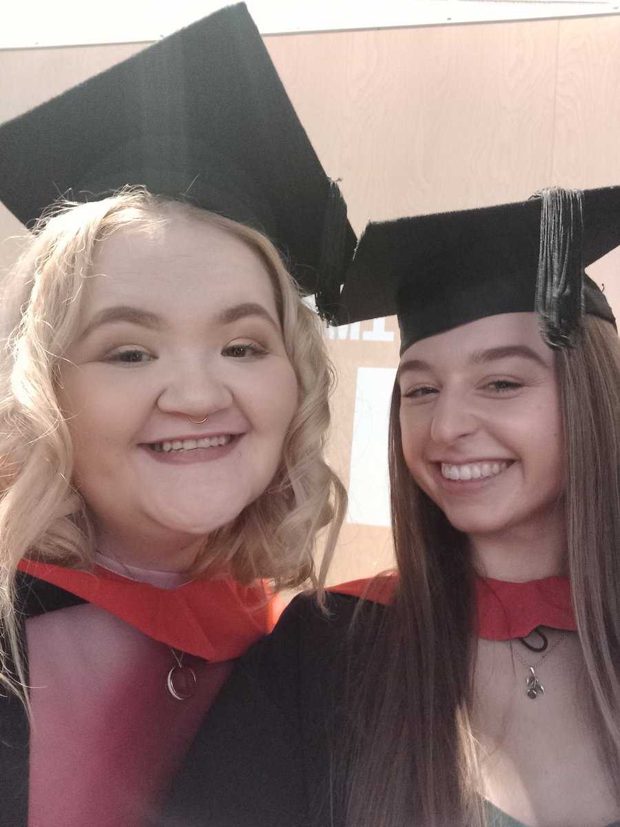 MusicVining's tweet image. Officially a graduate 🎓🥂