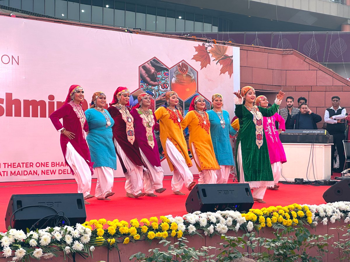 KalikaJain's tweet photo. 43rd #IITF2024 successfully wraps up at Pragati Maidan, New Delhi. The fair also celebrated Jammu & Kashmir Day on 23rd Nov., promoting art/artisans, culture & craftsmanship of the UT. International & other States participation stood noteworthy too. Glimpses…
Excited to clinch a selfie with J&K CM, Sh. @OmarAbdullah as fantastic takeaway.🤳 

#BharatMandapam 
#ITPO #TradeFair