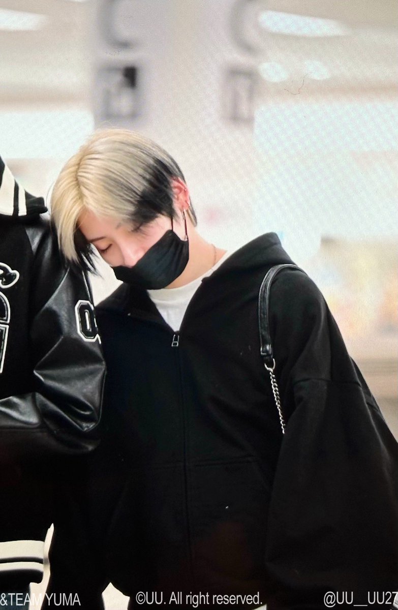 아니 잠만**
지금 윰님이 누구한테 기대있는거임