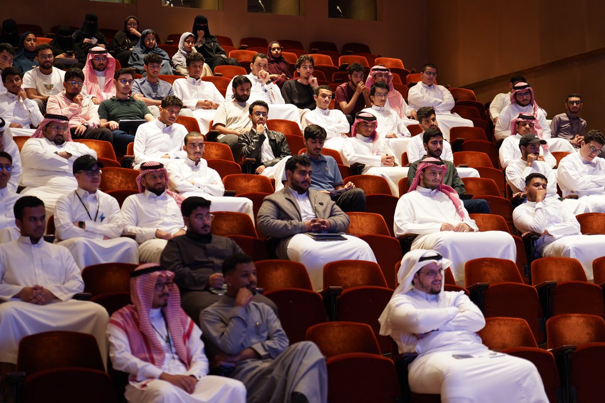 kfupm_mediaClub's tweet photo. لقطات من لقاء نقطة تحول، والذي أقامه نادي الهندسة الكهربائية @EEC_KFUPM بحضور العديد من الشخصيات القيادية في كبار الشركات.

لمشاهدة جميع الصور: https://t.co/TLJ8AD5xq6 

#KFUPM https://t.co/RvzfLFiRl7