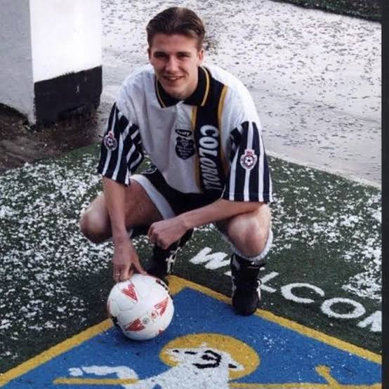 Salah satu list jersey retro rare min <a href="/Jerseyforum/">Si Paling Jersey</a> 
PRESTON NORTH END FC jaman mudanya beckham, walaupun versi score draw