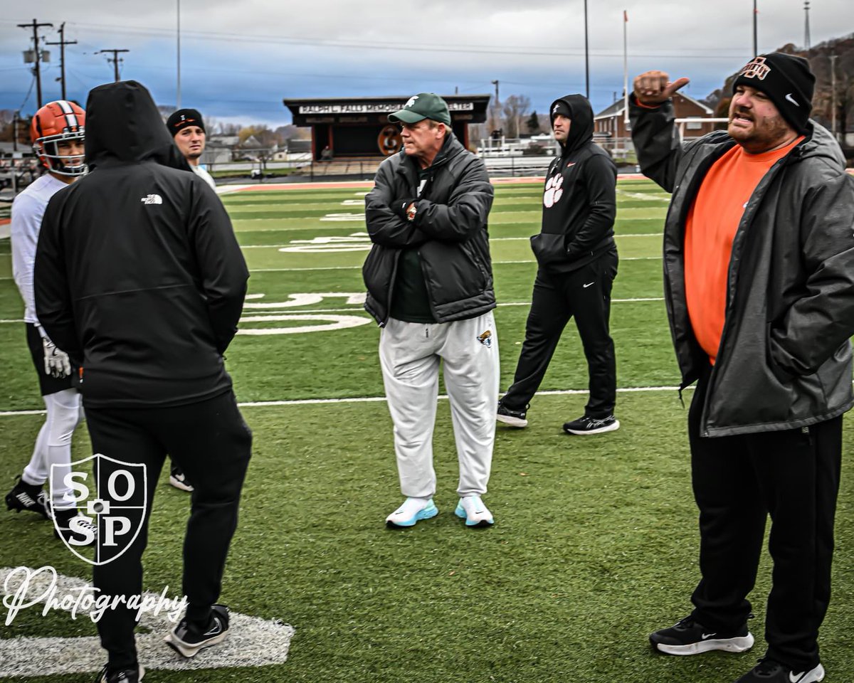 FootballIronton's tweet photo. Great to have Coach Mark Snyder @coachmarksnyder and many other Ironton Legends in town this weekend to watch their Fighting Tigers compete in the State Semi-Final.
#BuiltByIRONton⛓️
#StandOnBu3iness🐅
#B3ATWLS https://t.co/F5vRUV0b8s