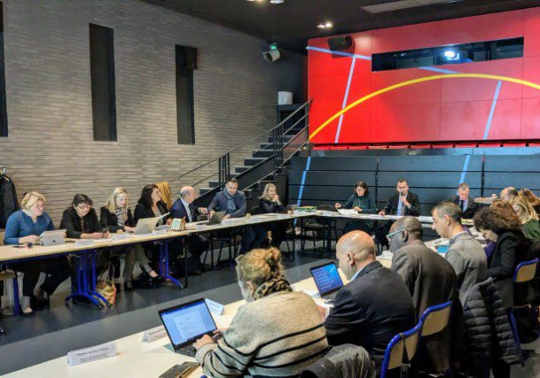 Laurent Le Mercier (@laurentlemerci4) on Twitter photo EPS, santé et bien-être à l'école!
Un conseil d'IEN dans un cadre privilégié <a href="/MuseeduSport/">Musée National du Sport</a> suivi de la remise des ballons de rugby #FFR par le président de la Ligue Sud et le président du Comité départemental <a href="/FranceRugby/">France Rugby</a> pour chaque école.
Merci à nos partenaires! EPS, santé et bien-être à l'école!
Un conseil d'IEN dans un cadre privilégié <a href="/MuseeduSport/">Musée National du Sport</a> suivi de la remise des ballons de rugby #FFR par le président de la Ligue Sud et le président du Comité départemental <a href="/FranceRugby/">France Rugby</a> pour chaque école.
Merci à nos partenaires!
