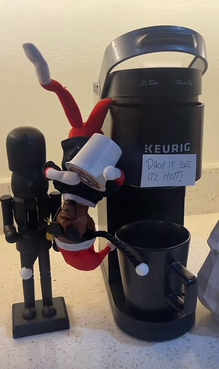 bbrae990's tweet image. My sister and I had a great laugh this morning ! My brother in law did this when we woke up this is what we saw !😂😂 it’s that time of the year again with #snooponastoop !💀😂😂😂