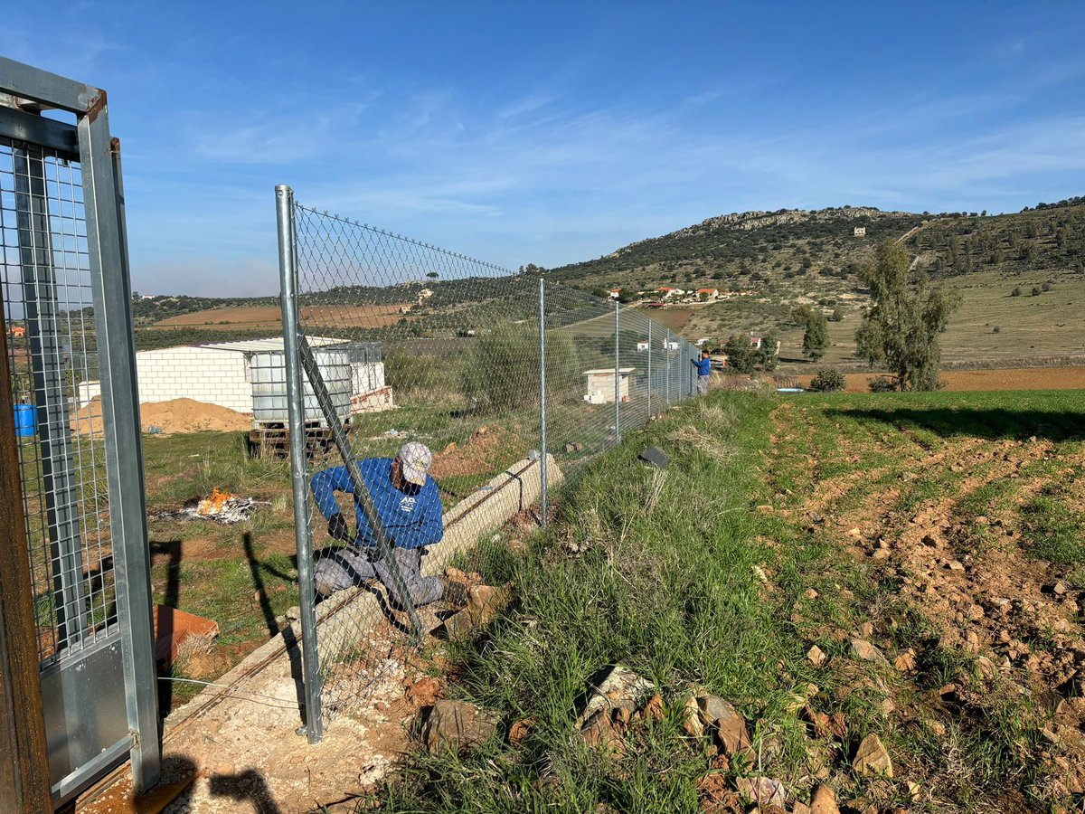 AlambradasR's tweet photo. 😎Nos encanta recorrer Extremadura conociendo y ayundando a empresas y emprendedores a desarrollar sus proyectos. En esta ocasión ha tocado en Magacela para realizar el cerramiento de esta Escuela Canina. Os deseamos mucha suerte.

🚧Alambrada de simple torsión de 2m de altura https://t.co/KLRbauoB4y