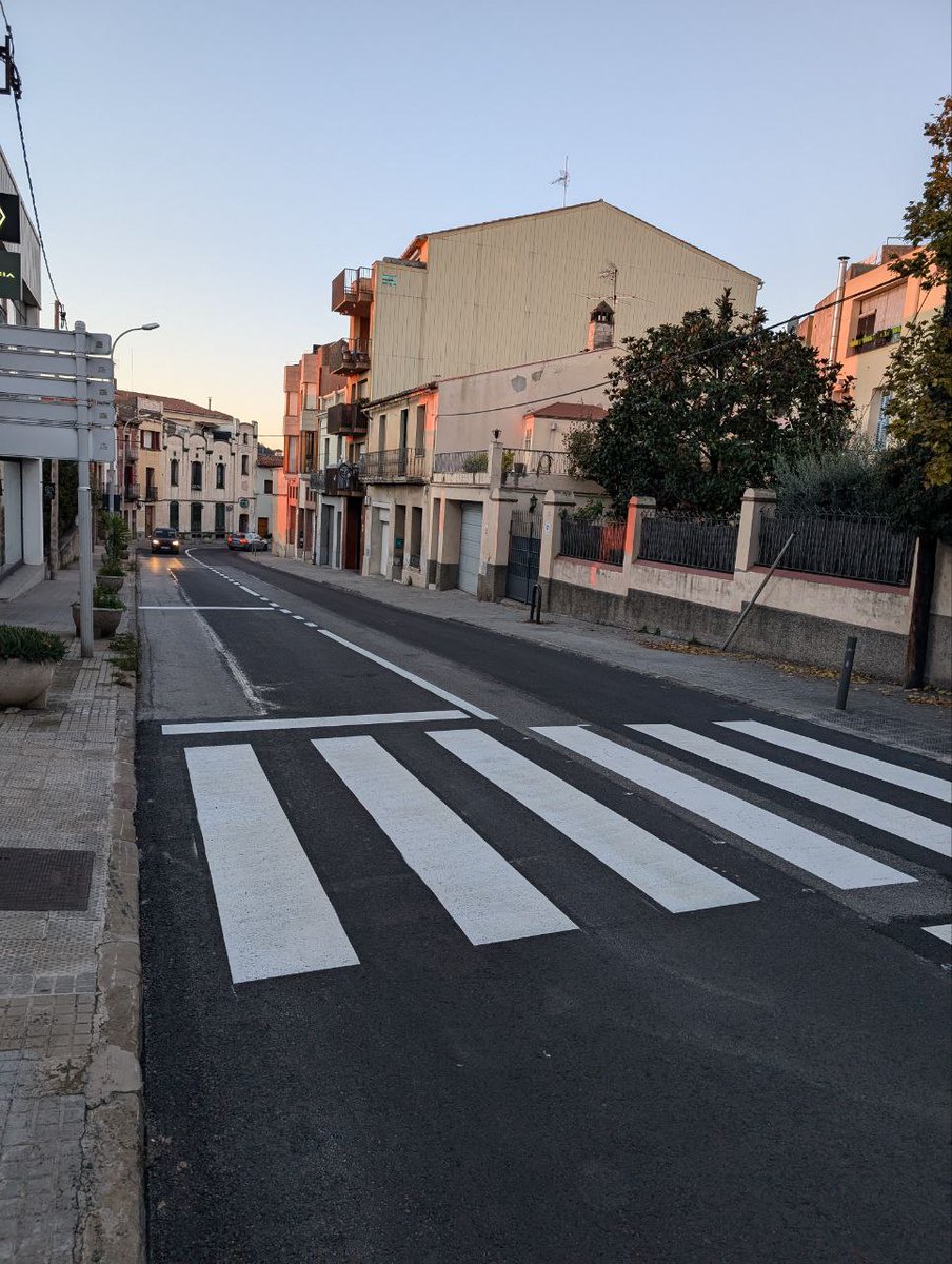 AjSFCodines's tweet photo. 🚧 Aquesta setmana han acabat les obres de millora a la C-59 en el seu pas per Sant Feliu, per millorar-ne la seguretat i la mobilitat.

✅ S’han reparat trams del ferm malmès i reubicat el pas de vianants del C/ Joan Maragall a l'encreuament amb la carretera #sfc182

👇FIL (1/2) https://t.co/56w820zfWB