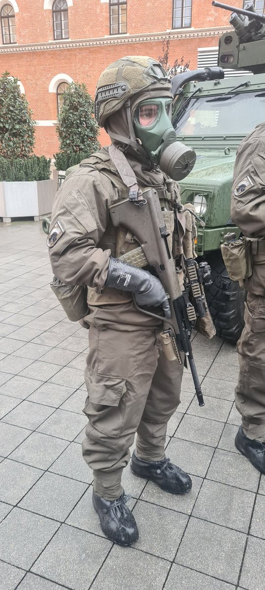Doppeladler's tweet photo. Das #Bundesheer investiert 19,3 Mio. EUR in Schutzausrüstung: 30.000+ ABC-Schutzanzüge mittel; 70.000 ABC-Schutzmasken M2000; 750 Feuerwehrhelme Heros-titan; 200 Einsatzhelme Heros H10 für #Feuerwehr und #AFDRU Kat-Hilfe-Truppe #abctruppe Fotos: Bundesheer https://t.co/mFOJRKZWb8 https://t.co/0BokhdnTqV