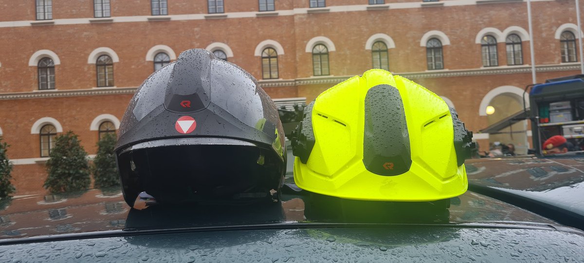 Doppeladler's tweet photo. Das #Bundesheer investiert 19,3 Mio. EUR in Schutzausrüstung: 30.000+ ABC-Schutzanzüge mittel; 70.000 ABC-Schutzmasken M2000; 750 Feuerwehrhelme Heros-titan; 200 Einsatzhelme Heros H10 für #Feuerwehr und #AFDRU Kat-Hilfe-Truppe #abctruppe Fotos: Bundesheer https://t.co/mFOJRKZWb8 https://t.co/0BokhdnTqV