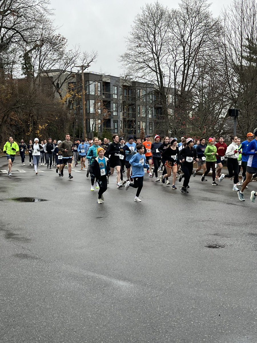 WellesleyPolice's tweet photo. Happy Thanksgiving-The Turkey Trot has concluded..Good Luck Wellesley High School Football in Needham!! https://t.co/sixUTHVvdr