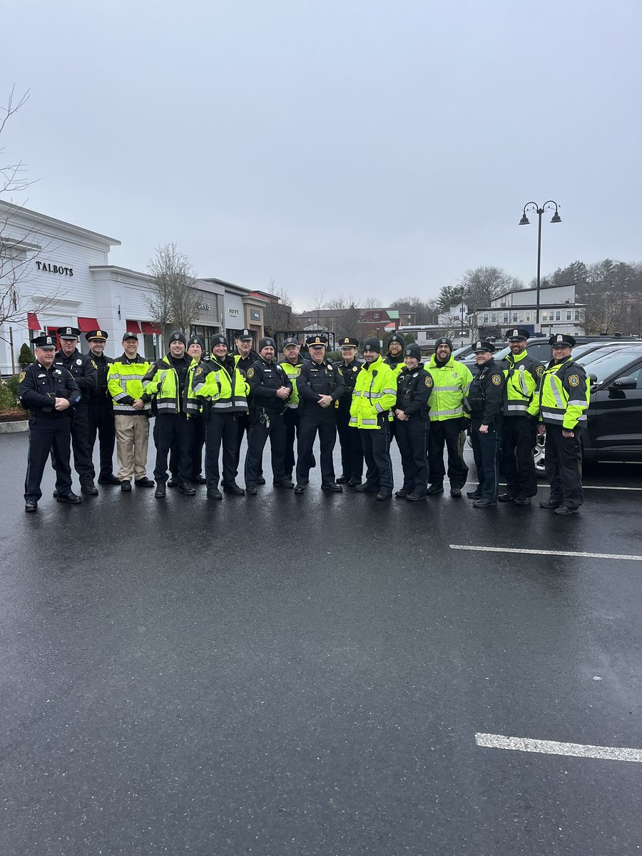 WellesleyPolice's tweet photo. Happy Thanksgiving-The Turkey Trot has concluded..Good Luck Wellesley High School Football in Needham!! https://t.co/sixUTHVvdr