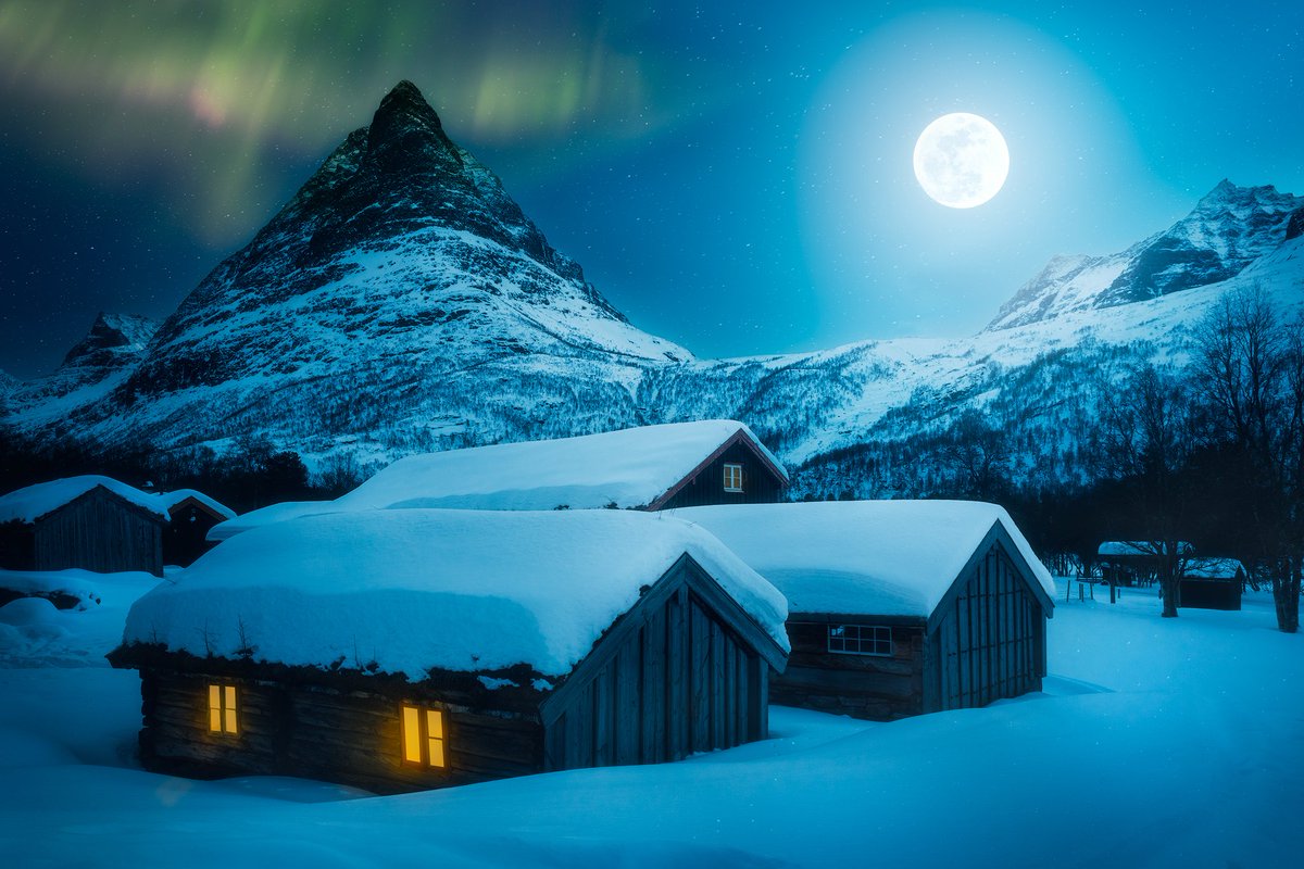 Christmas is coming up.
So here is a day to night edit on one of my photos to give you some magical feel.