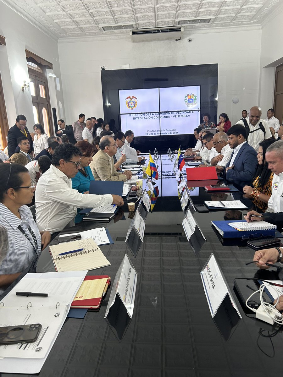 A esta hora inicia la reunión de la II Comisión de Vecindad e Integración de Colombia y Venezuela. Presiden los vicecancilleres de los dos países <a href="/jorgerojas2022/">Jorge Rojas Rodríguez</a> y <a href="/RanderPena/">Rander Peña Ramírez</a>. Asiste también el Embajador <a href="/rengifohmilton/">Milton Rengifo</a> <a href="/CancilleriaCol/">Cancillería Colombia</a>