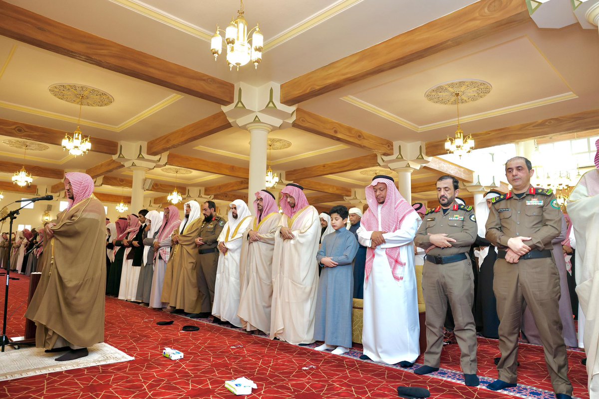 #نائب_أمير_منطقة_عسير الأمير #خالد_بن_سطام ، يتقدم جموع المصلين لأداء صلاة الاستسقاء في مدينة أبها