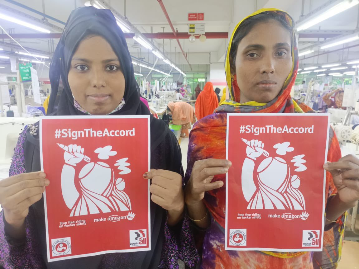 NazmaAkter73's tweet image. Bangladeshi Garment workers on #BlackFriday are asking for #Amazon to #SigntheAccord now as it saves the lives of the workers.
#MakeAmazonPay
@IndustriALL_GU @ituc @uniglobalunion @ProgIntl @AmazonWorkersIn