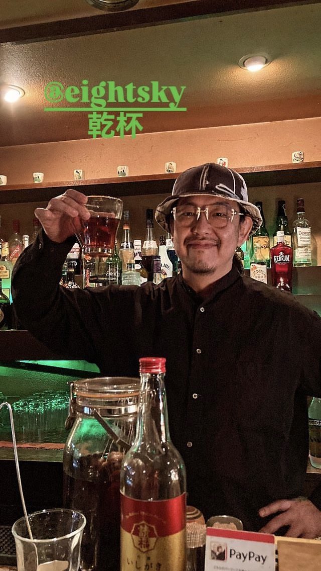 eightsky's tweet photo. あの頃によく飲んでた人や全国各地から色んな人がたくさん来てくれる。嬉しいけどやっぱり思い出詰まってるから寂しいよな
さあいよいよやなー俺
バイト時代からオーナーまで仕事場変わった事ないからドキドキや
残り約1ヶ月勤務。
勤務30年のDUKE BAR堪能するで みんな来てね♪
感謝🙏
#DUKEBAR https://t.co/t5Rh9ZFVW5