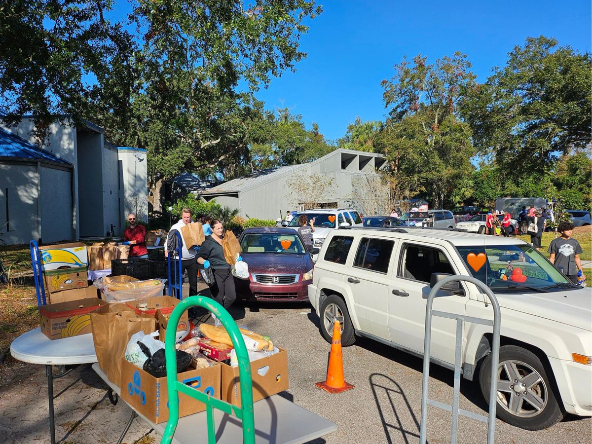integrumHQ's tweet photo. With gratitude in our hearts, the team spent yesterday volunteering with @COMFOODPANTRY to help share the spirit of the giving season 🧡🦃
@feedingtampabay https://t.co/KGHkDGx8Uk