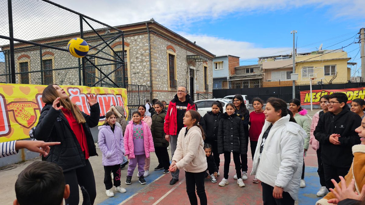 "Rol Model Söyleşilerimiz" devam ediyor. Şehit Fazılbey Ortaokulu ve Şehit Bülent Aydın İHO öğrencilerimizi, Göztepe Spor Kulübü hentbol, basketbol ve voleybol sporcularıyla buluşturduk.

<a href="/tcmeb/">Millî Eğitim Bakanlığı</a> 
<a href="/Yusuf__Tekin/">Yusuf Tekin</a> 
<a href="/drsuleymanelban/">Dr. Süleyman Elban</a> 
<a href="/yahsiomer/">Dr. Ömer YAHŞİ</a> 
<a href="/Goztepe/">Göztepe Spor Kulübü</a>