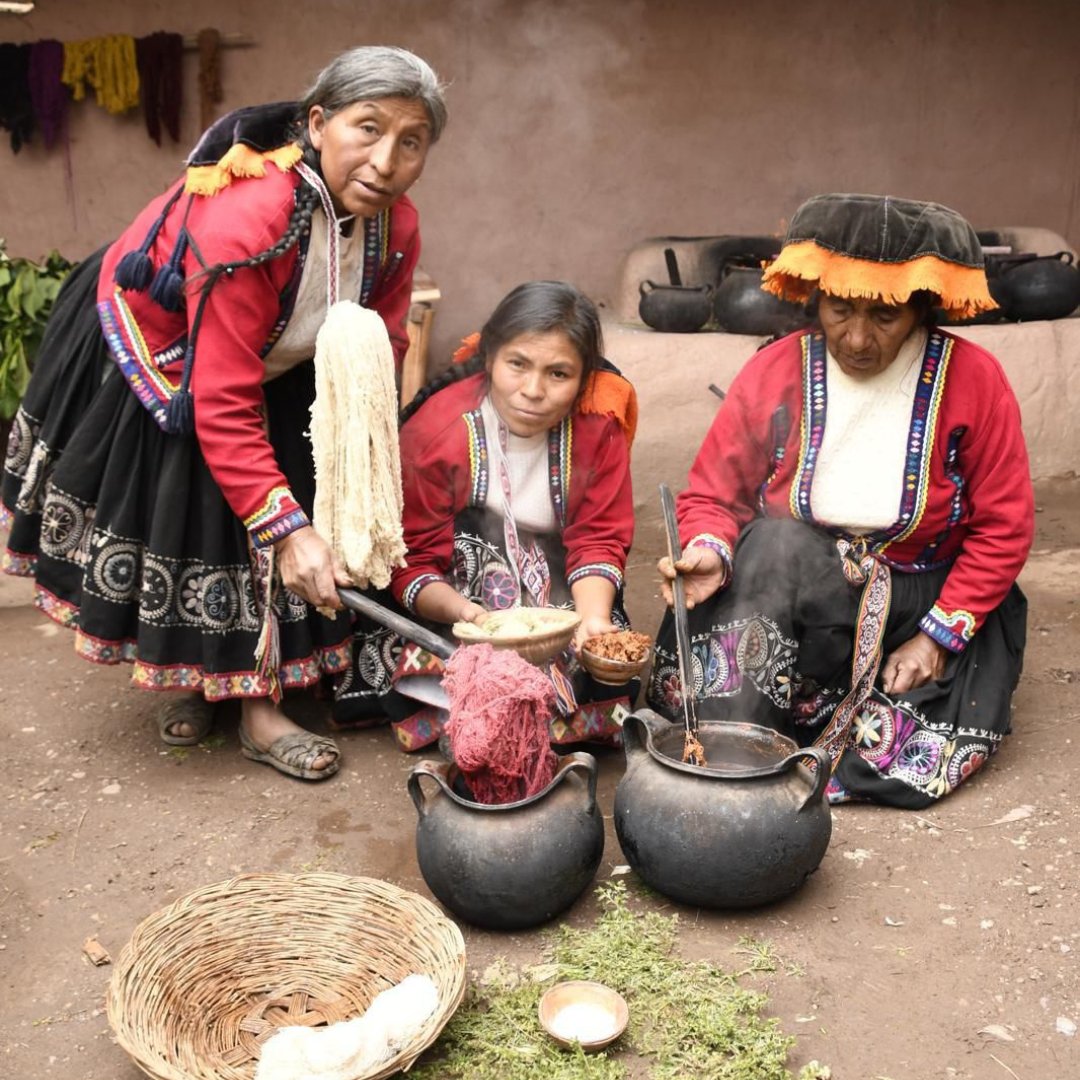 CODESPA's tweet photo. Gracias al programa #Work4Progress de @FundlaCaixa mujeres emprendedoras en #Peru están cerrando acuerdos comerciales y mejorando el acceso al crédito. Así lo ha podido comprobar el patronato de #CODESPA que ha viajado allí esta semana ¡Juntos estamos impulsando su futuro! 💼🌱 https://t.co/myOF23bgjG
