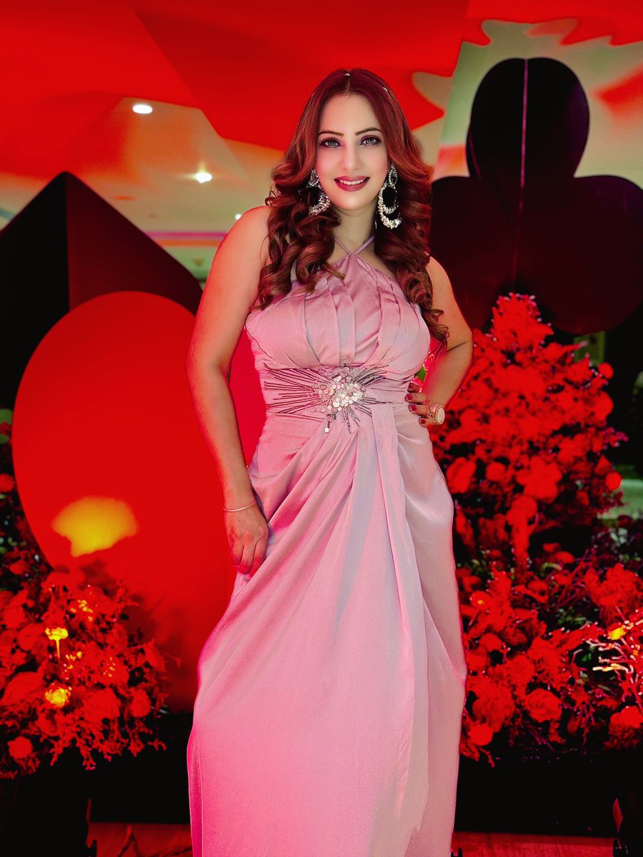 AnchorPiya's tweet photo. This Cute Look To Pre wedding Event #anchorpiyasharma🎤 #love #thislook #prewedding #event #anchorpiyasharma #emcee #anchor #wedding #wearing @studioamas #anchorpiya #bestemcee #weddinganchor #pinkoutfit #cutelook #smile #style https://t.co/mZoJ238LRr