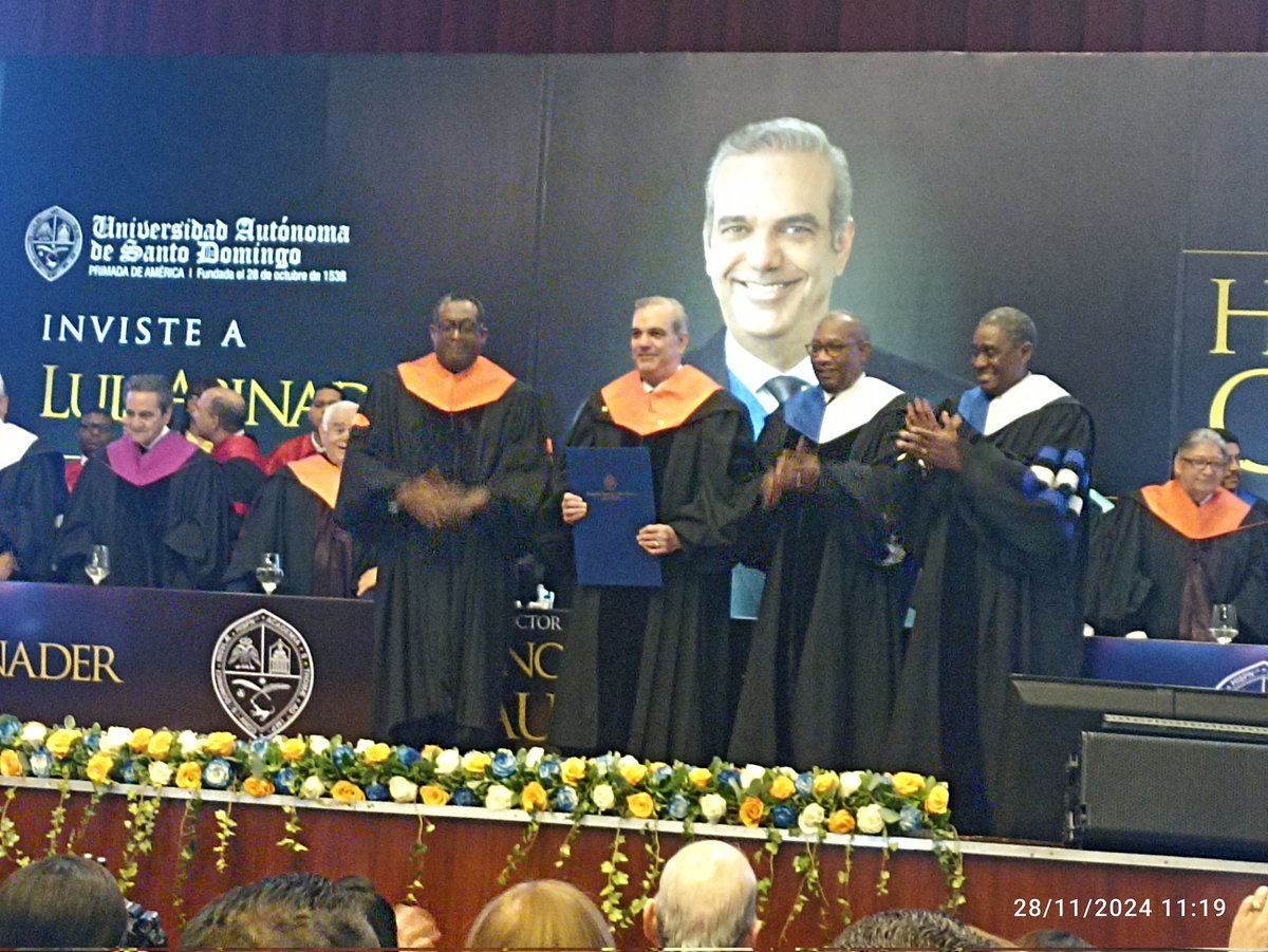 Felicitaciones presidente <a href="/luisabinader/">Luis Abinader</a> por la investidura como "Doctor Honoris Causa" de la <a href="/UniversidadUASD/">Universidad UASD</a> 
.
.
Gracias por motivarnos a mantenernos positivos ante las situaciones que atraviesa el  🌍 de hoy y por poner en nosotros la tarea de construir mejores profesionales