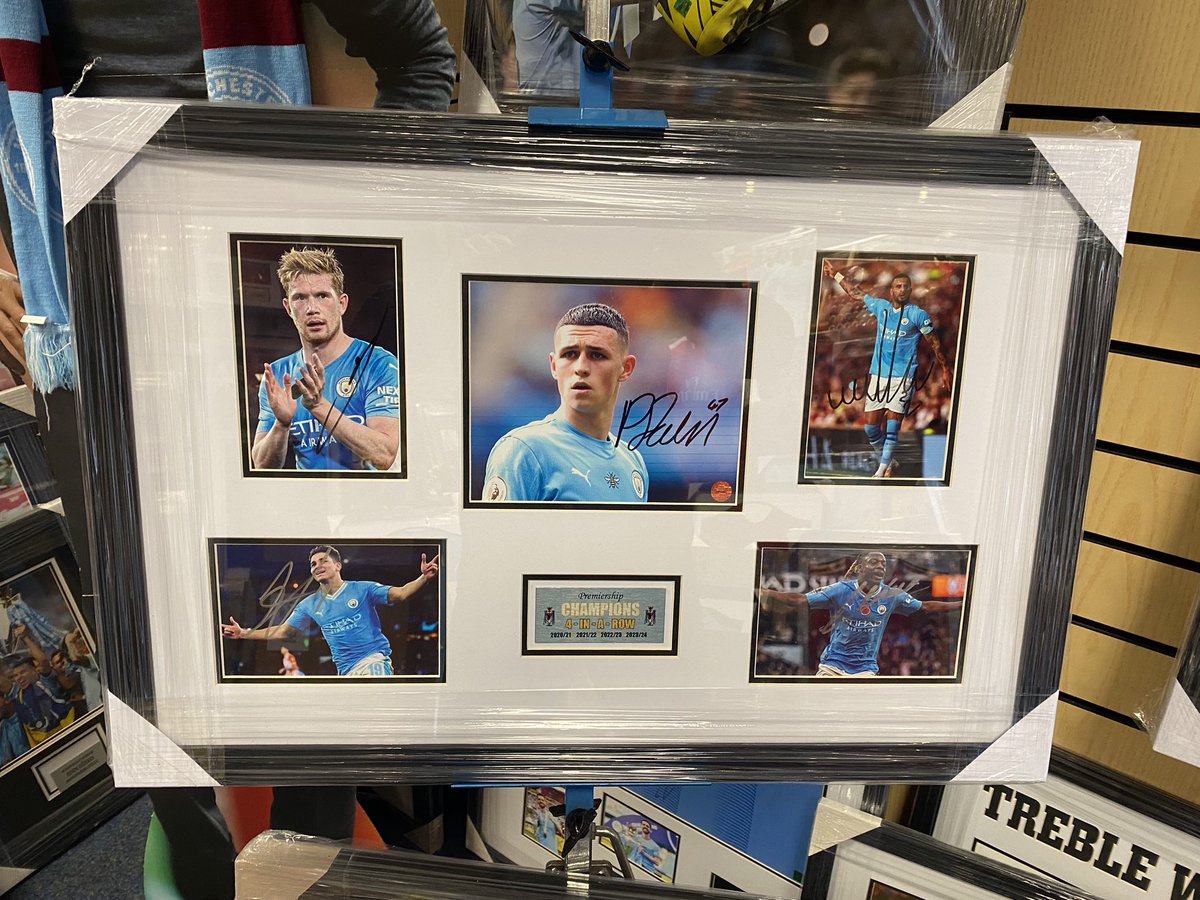 EvansAevans1286's tweet photo. Loads of items available from small frames to canvases signed frames signed   shirts boots and gloves massage if interested 💙 https://t.co/31CGdITXlX