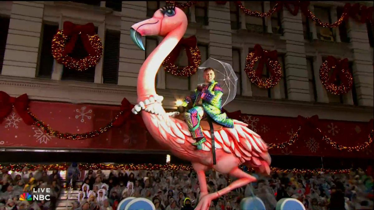 PopCrave's tweet image. Cole Escola stuns at the Macy’s Thanksgiving Day Parade.