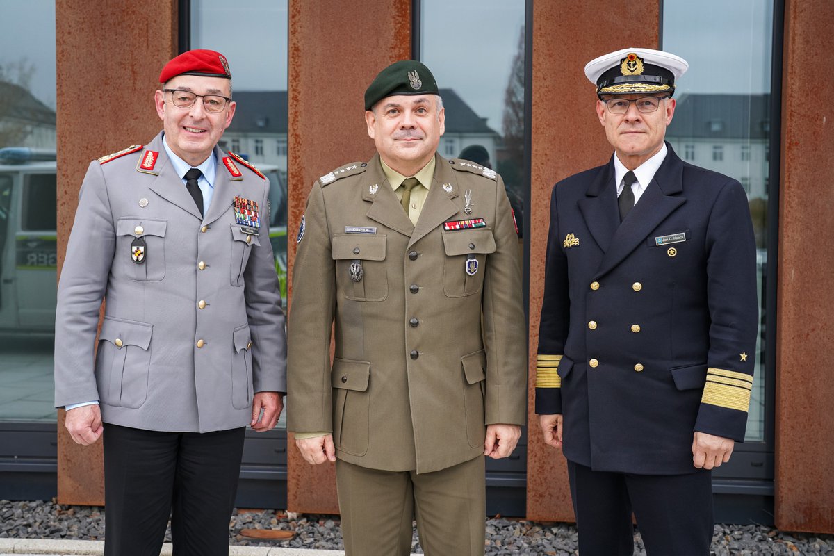 General Carsten Breuer (@bundeswehrgi) on Twitter photo Gelebte 🇩🇪🇵🇱 Freundschaft: <a href="/wieslawkukula/">Wiesław Kukuła</a> & ich sprachen gestern in Rostock über #CTFBaltic & #Ostsee-Patrouillen. Außerdem unterstützten Bogener Pioniere bei der #Fluthilfe. Heute bot 🇩🇪 die Entsendung von #PATRIOT an, um den logistischen Knotenpunkt für die #Ukraine zu schützen Gelebte 🇩🇪🇵🇱 Freundschaft: <a href="/wieslawkukula/">Wiesław Kukuła</a> & ich sprachen gestern in Rostock über #CTFBaltic & #Ostsee-Patrouillen. Außerdem unterstützten Bogener Pioniere bei der #Fluthilfe. Heute bot 🇩🇪 die Entsendung von #PATRIOT an, um den logistischen Knotenpunkt für die #Ukraine zu schützen