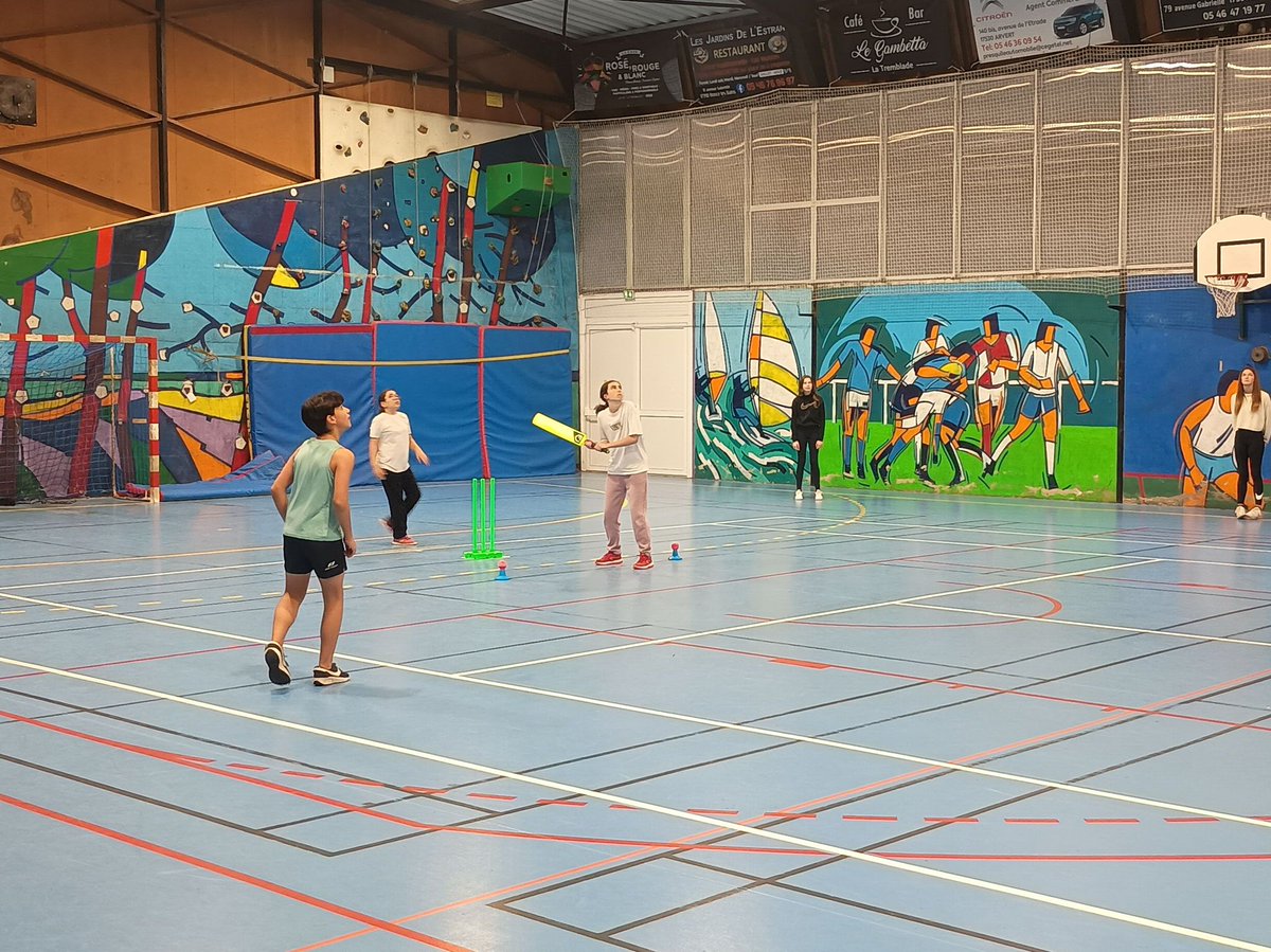 ClgFGarandeau's tweet photo. [APPRENDRE EN S'AMUSANT] Initiation au Cricket en anglais en 4e ! 🏏🇬🇧
Merci à nos enseignantes d'anglais et à l'Aunis Cricket Club pour cette activité mêlant sport, culture et langues. 
Bravo à nos élèves pour leur participation👏
#Cricket #ApprentissageActif #LanguesVivantes https://t.co/5YAojLmAgE