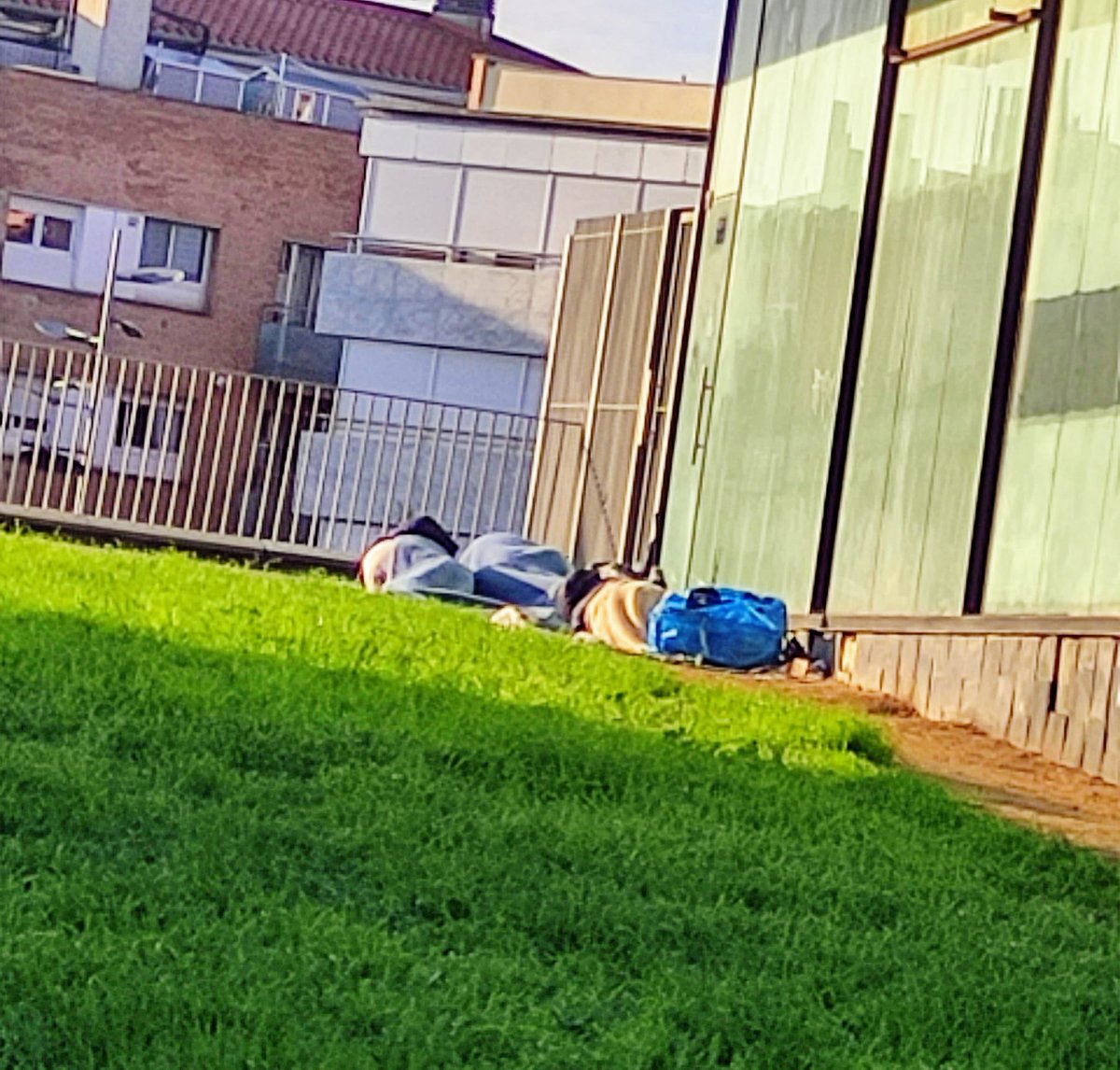 jmarnedo's tweet photo. Els veïns del Parc del nord de #Terrassa estem cansats de la Insalubritat degut a la presencia d’indígents que constantment fan les seves necessitats al parc, sense resposta per part del @ajterrassa @MonTerrassa @CanalTerrassa https://t.co/hv9bTblMSG