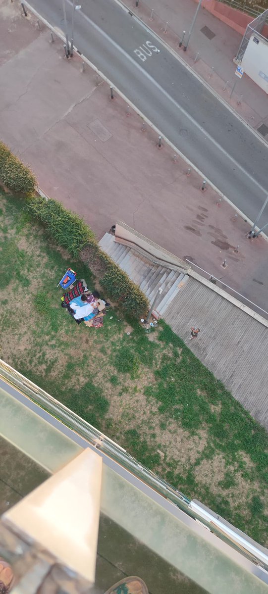 jmarnedo's tweet photo. Els veïns del Parc del nord de #Terrassa estem cansats de la Insalubritat degut a la presencia d’indígents que constantment fan les seves necessitats al parc, sense resposta per part del @ajterrassa @MonTerrassa @CanalTerrassa https://t.co/hv9bTblMSG