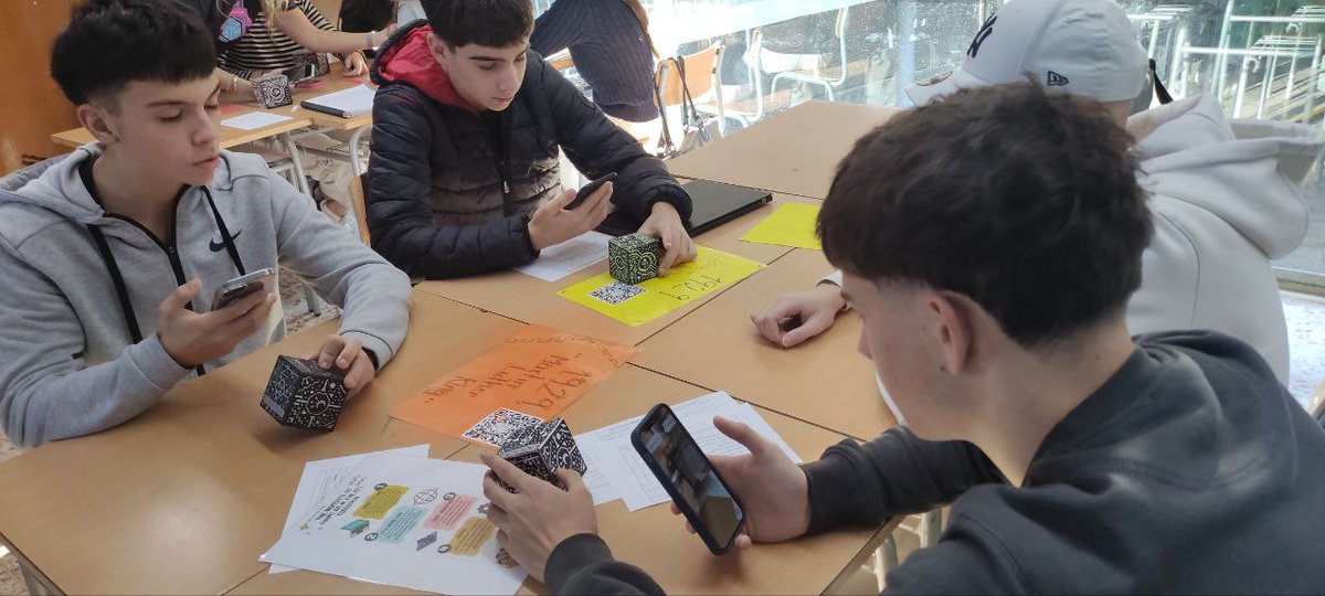 JesusArbues's tweet photo. Working with #Cospaces , #MergeCube and Augmented Reality #AR 
Bringing English vocabulary to children with disabilities
From normal to extraordinary pupils. First steps. Training
@mergeedu @MergeVR @Steph_Lyons_ @CoSpaces_Edu  @estermagri15 https://t.co/TYtCsKUwwq
