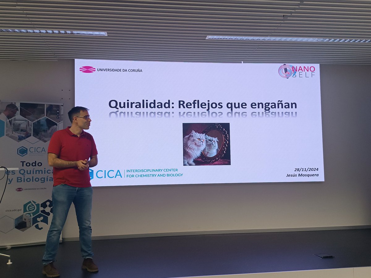 NanoSelfLab's tweet image. Jesús Mosquera at CICA &apos;s Happy Hour explaining quirality!!