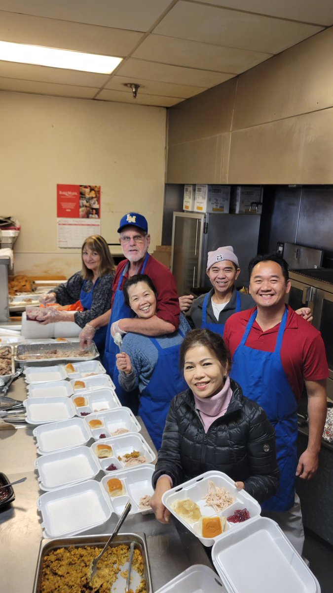 LMDistrict5's tweet photo. La Mirada's community at its finest.   For twenty-five years  K&amp;T Donuts has been making and giving Thanksgiving meals to members of our community.  They are true examples of who we are as a community. https://t.co/lcKaeGCbQy