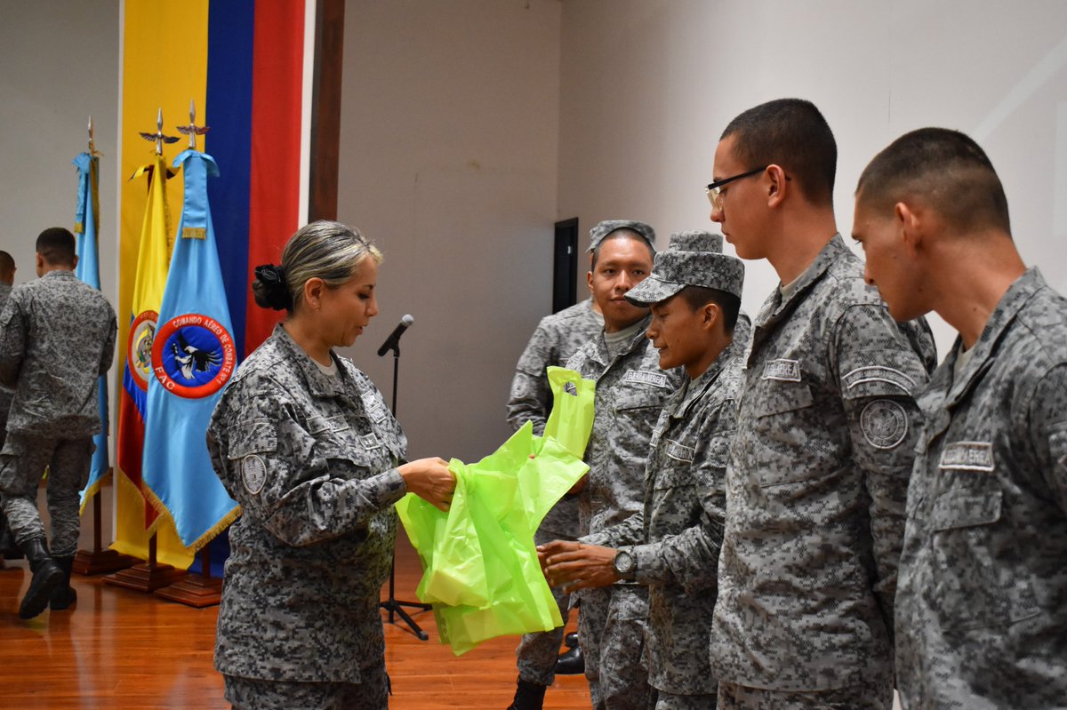 FuerzaAereaCol's tweet image. #AportamosALaPaz | En un emotivo gesto de gratitud, Soldados de Aviación participaron de una jornada de bienestar, en reconocimiento a la importante labor que realizan desde su #FuerzaAeroespacial🇨🇴 para la seguridad del país.

➡️ bit.ly/3OukvUb

#SiempreFirmes 
#CACOM1