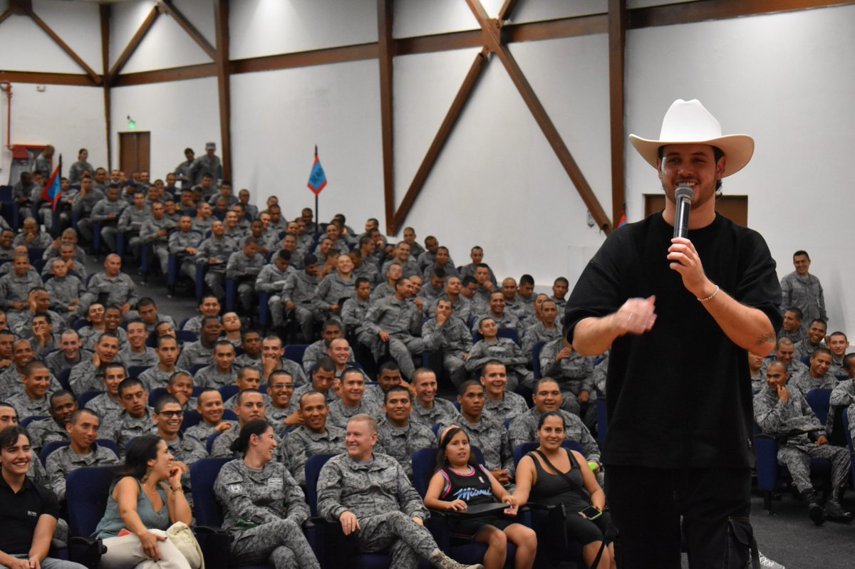 FuerzaAereaCol's tweet image. #AportamosALaPaz | En un emotivo gesto de gratitud, Soldados de Aviación participaron de una jornada de bienestar, en reconocimiento a la importante labor que realizan desde su #FuerzaAeroespacial🇨🇴 para la seguridad del país.

➡️ bit.ly/3OukvUb

#SiempreFirmes 
#CACOM1